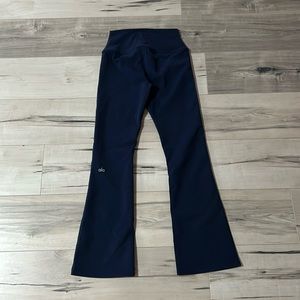 Alo Yoga Airbrush High-Waist 7/8 Bootcut Legging in Navy